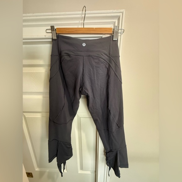Lululemon 16 pairs of capri leggings. Different styles and colors - Picture 11 of 14